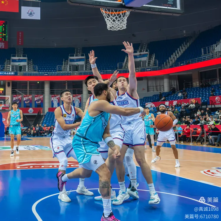 关于青岛男篮力克天津队，夺得关键比赛胜利的信息